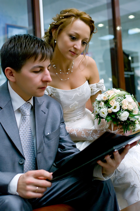 Damit die Feier für das Brautpaar unvergesslich bleibt, lohnt sich im Vorfeld die Anfertigung einer Hochzeitszeitung